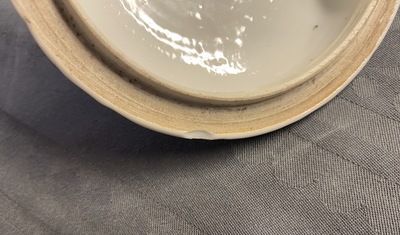 Een Chinese blauw-witte dekselbeker met floraal decor, Kangxi